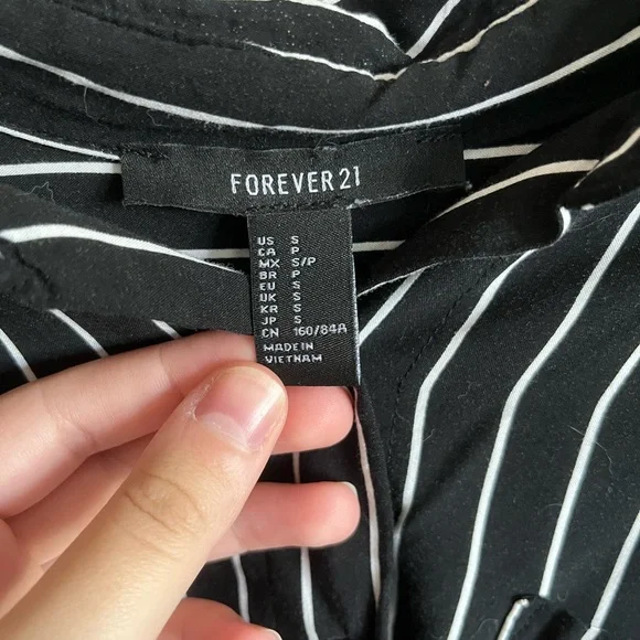 Forever 21 Women’s Small Black And White Stripped Cropped Button Up - Picture 4 of 5
